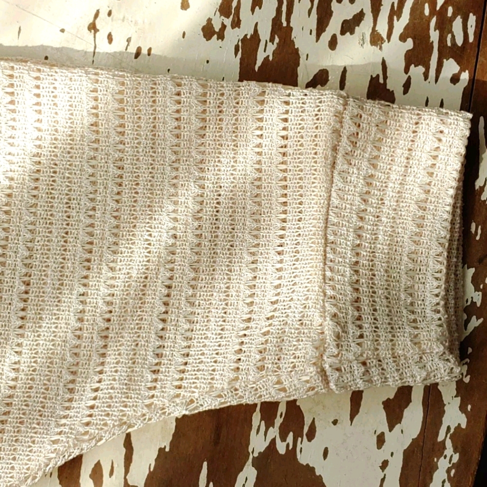 Eyeshadow Worship The Sun Batwing Crochet V-Neck - Picture 11 of 16